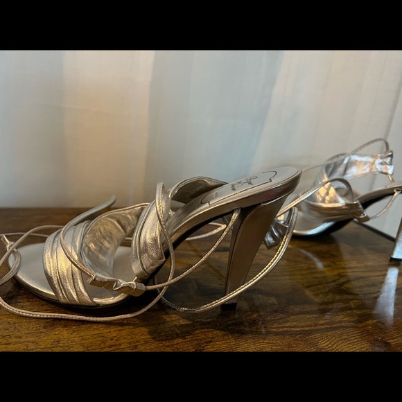 Roger Vivier Tie-Up Metallic Leather Sandal - Picture 4 of 7